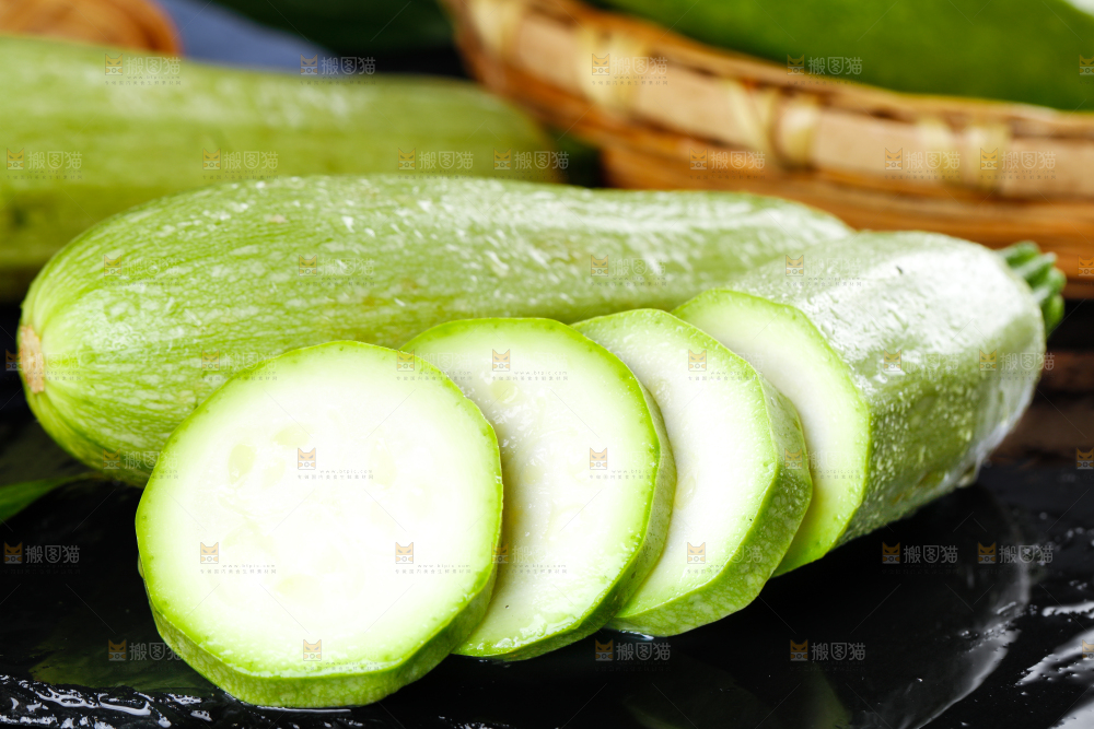 黑底上放着西葫芦