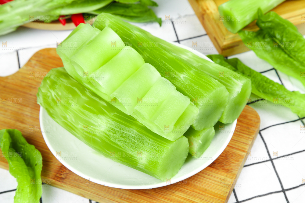 格子底上摆放着莴笋