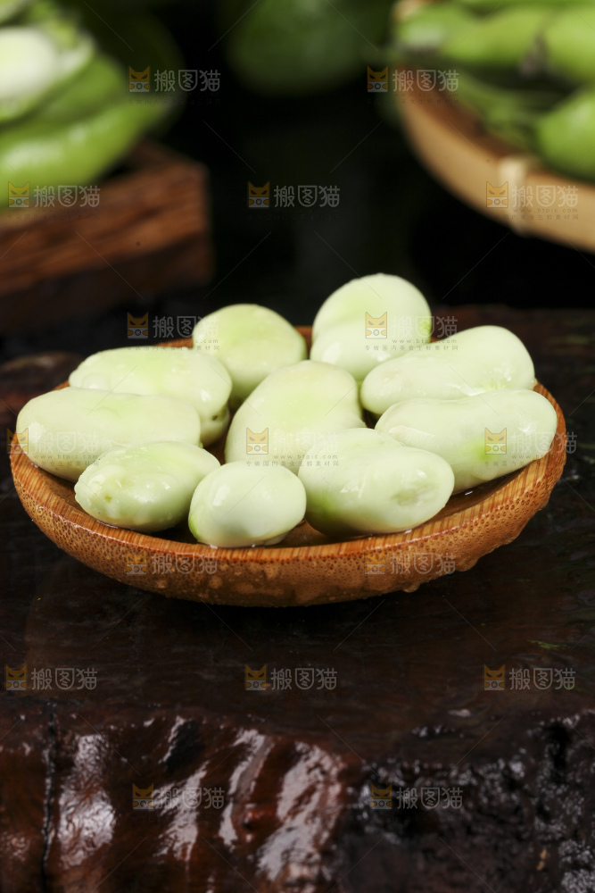 木底上放着剥壳的新鲜蚕豆