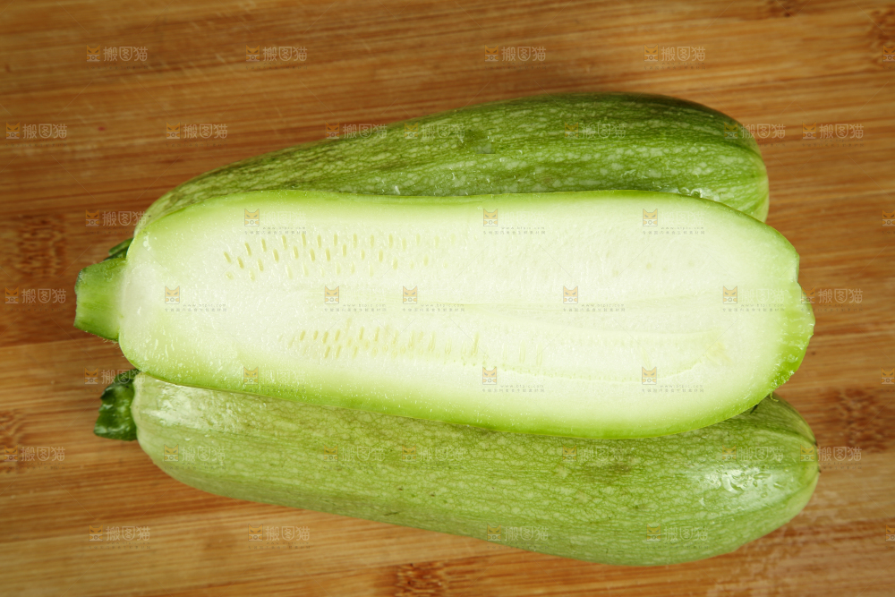 木底上放着新鲜西葫芦