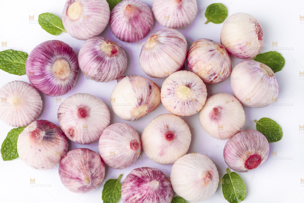 白底上放着云南独蒜