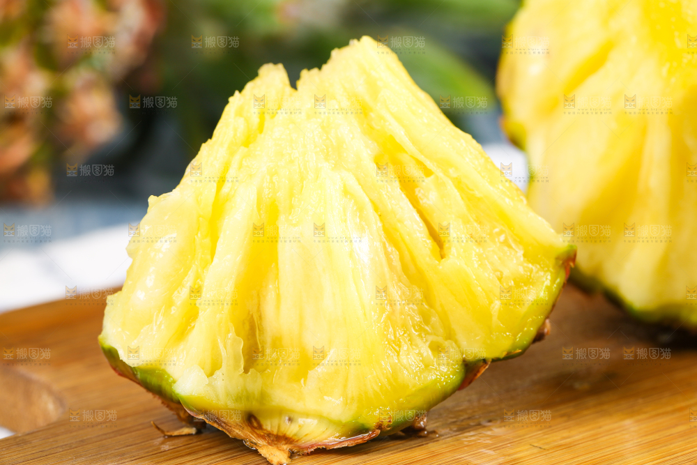 木板上的手撕凤梨