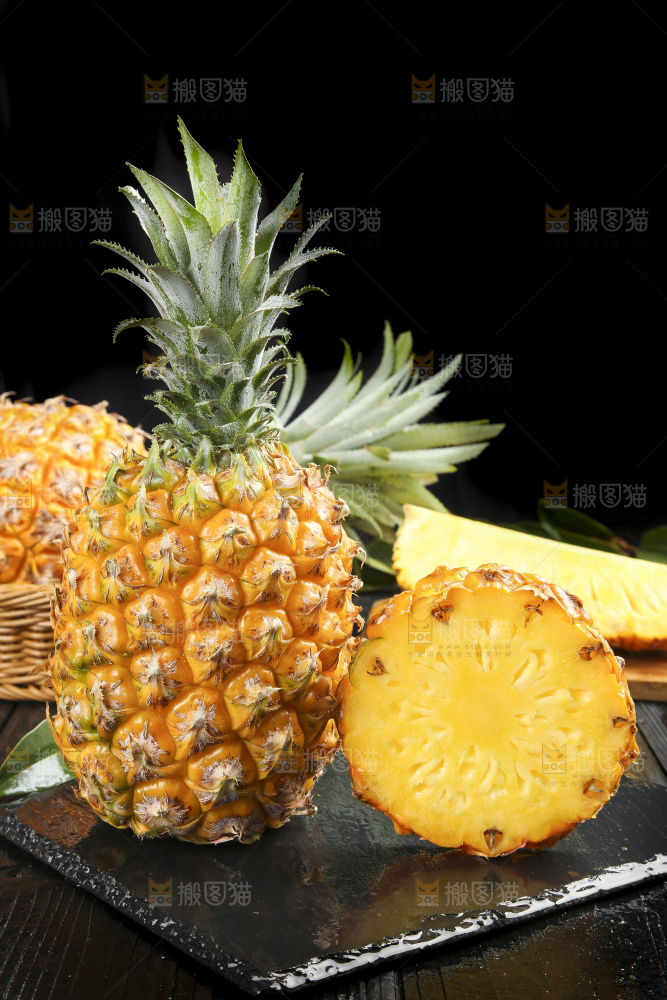 黑石板上放着切开的徐闻菠萝