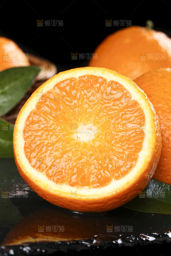 黑石板上放切开的青见