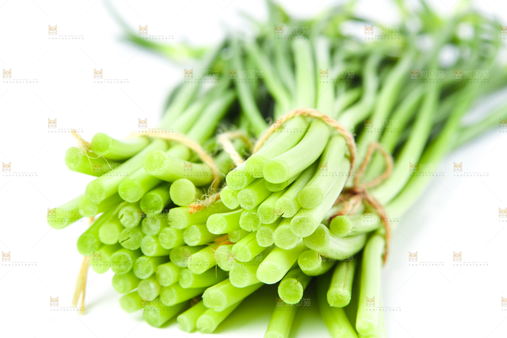 白底上放着新鲜蒜苔