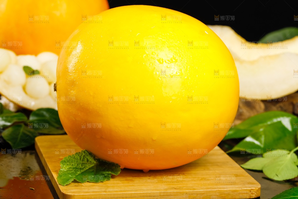 木板上放着阎良黄河蜜瓜