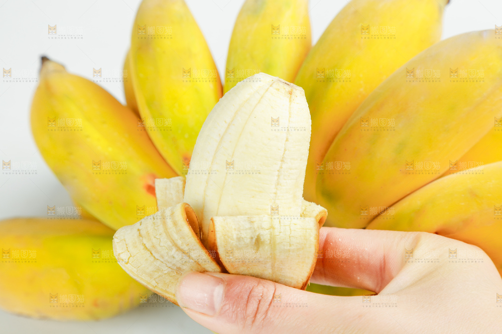手里削开皮的苹果蕉