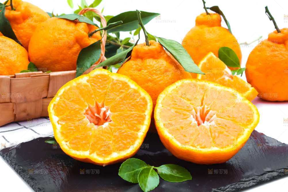 黑石板上放着切开的四川春见柑桔