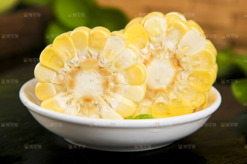 碟子里放着切块的甜玉米