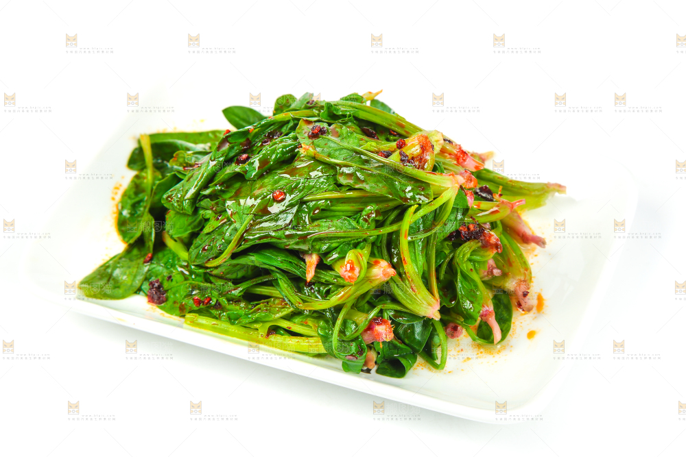 白底上放着一盘凉拌菠菜