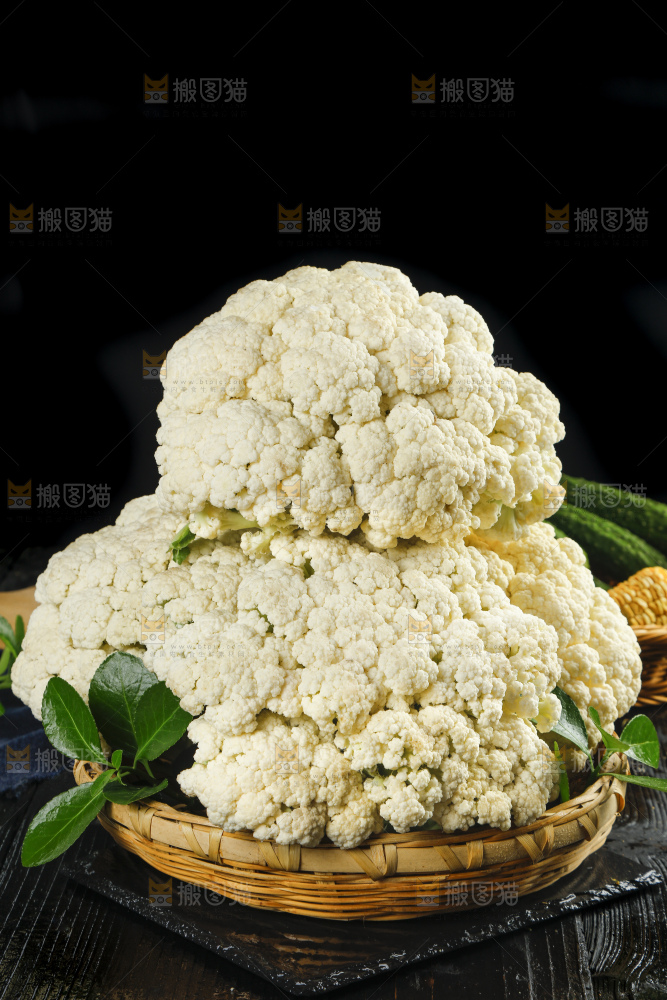 黑底上放着一筐新鲜花菜