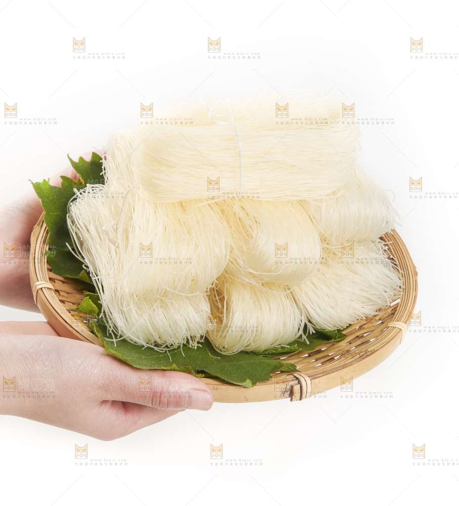 双手端着竹篮里的粉丝