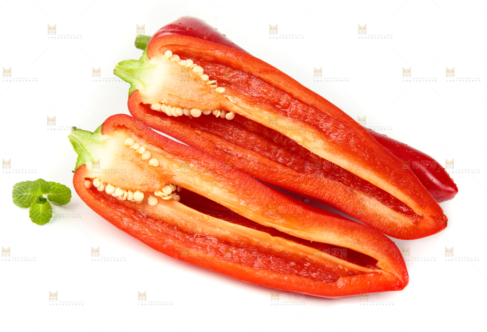 白底上放着切开的菜椒