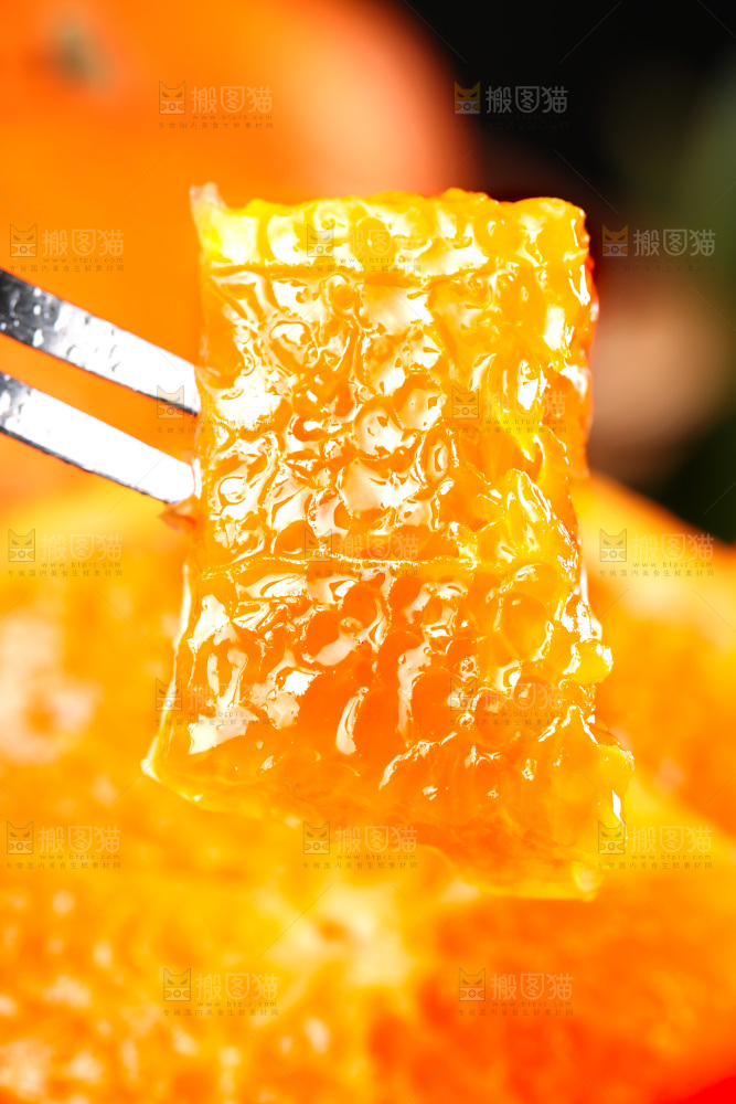 黑石板上摆放着青见柑橘