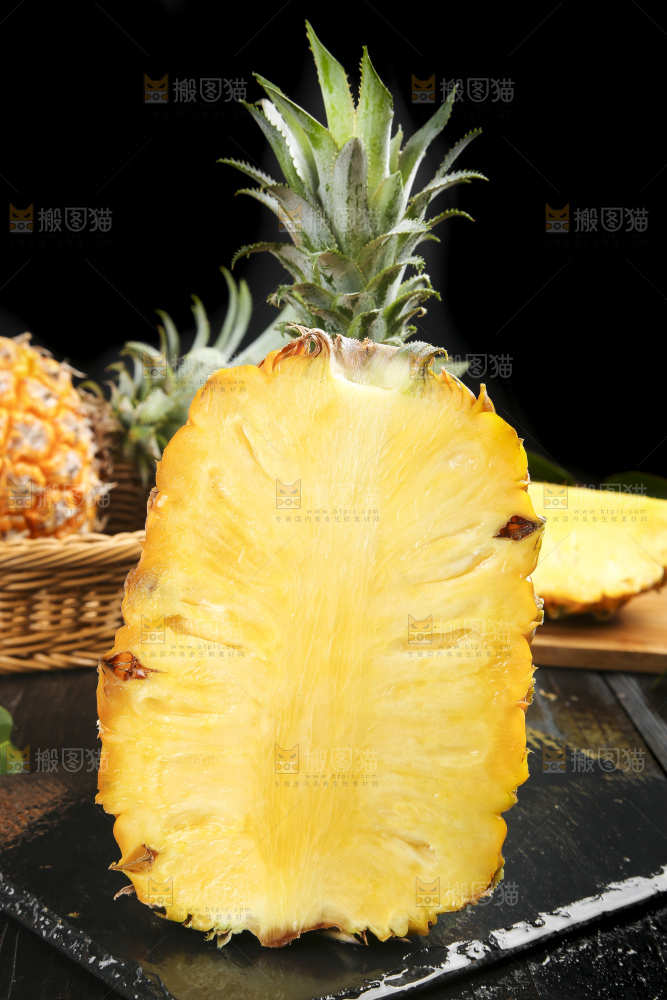 黑石板上放着切开的徐闻菠萝