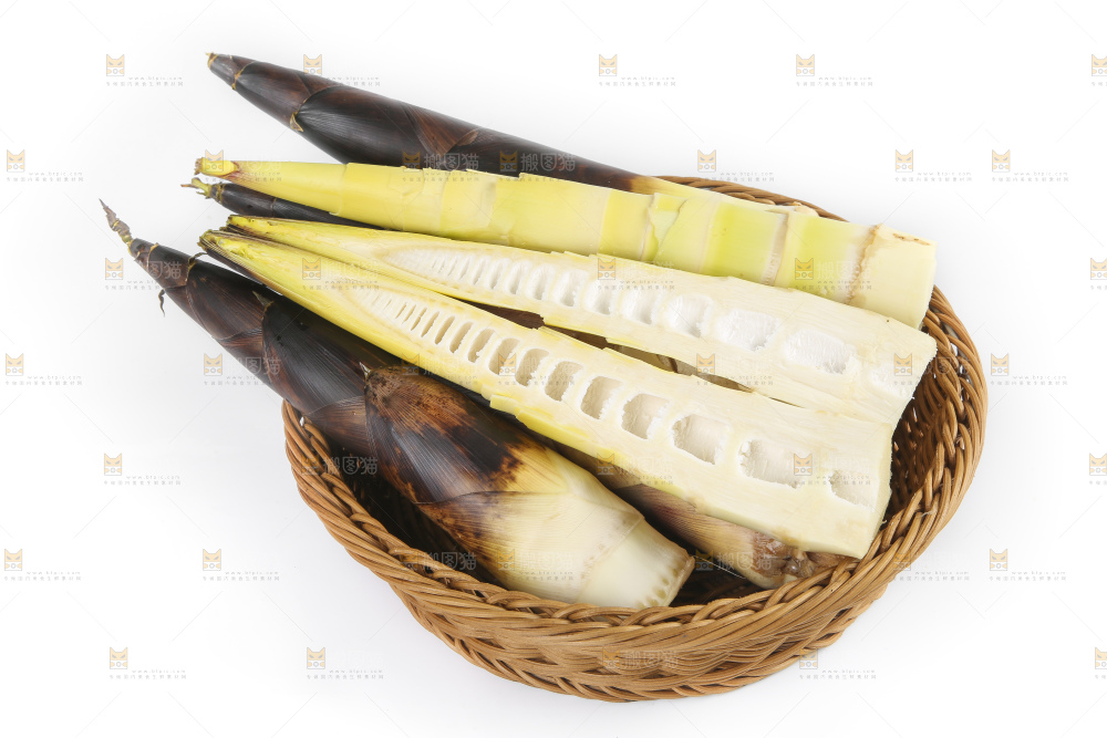 白底上放着一筐新鲜春笋