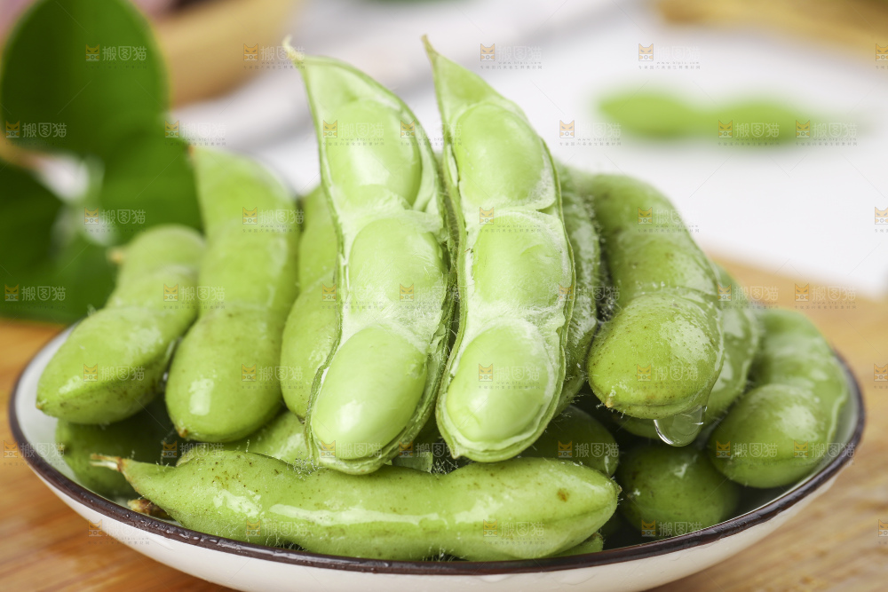 木底上放着一盘云南毛豆