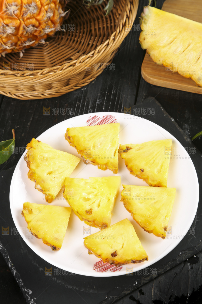 黑石板上放着一盘切开的徐闻菠萝