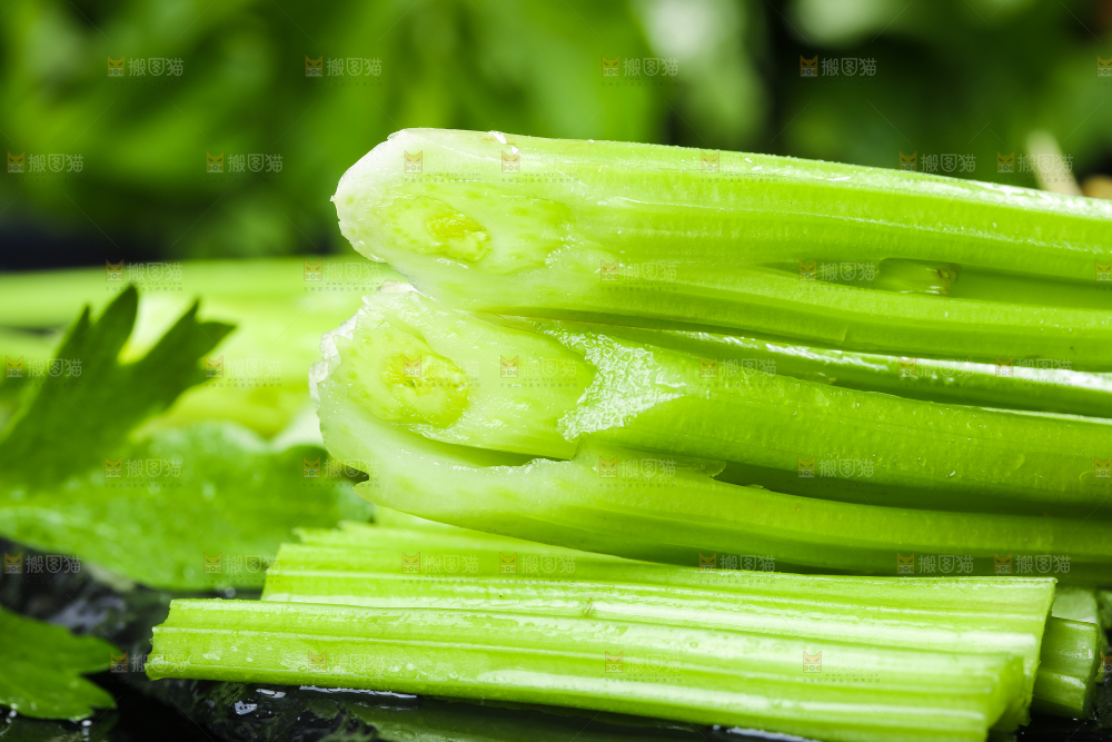 黑石板上的芹菜