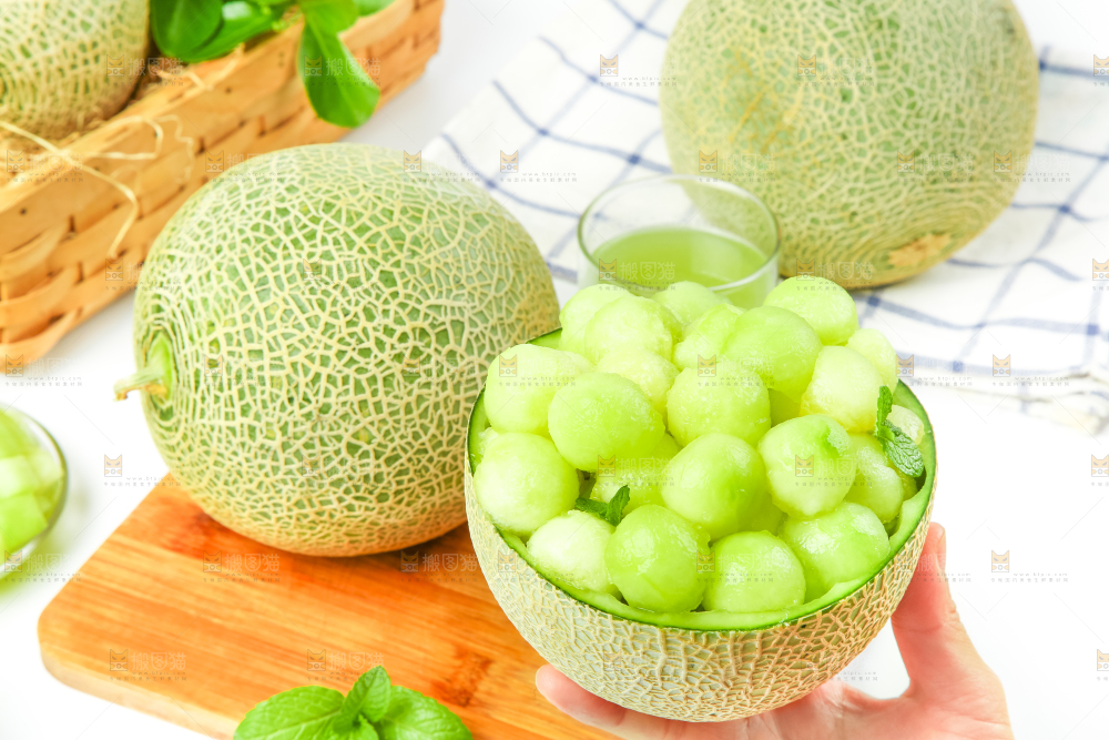 手拿网纹蜜瓜果肉
