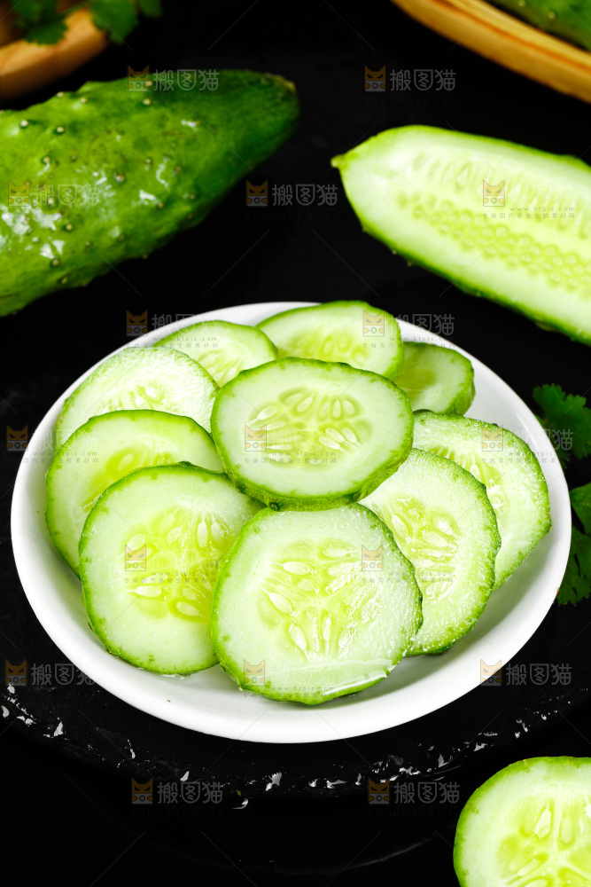 碟子里装着黄瓜
