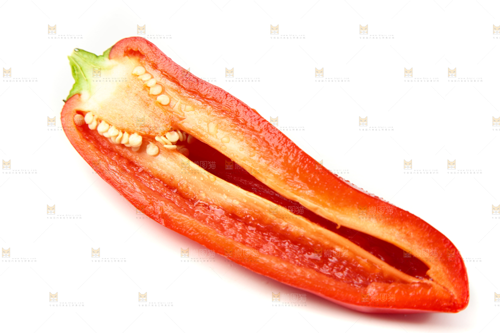 白底上放着切开的菜椒
