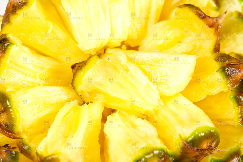 深底上放着脆甜凤梨