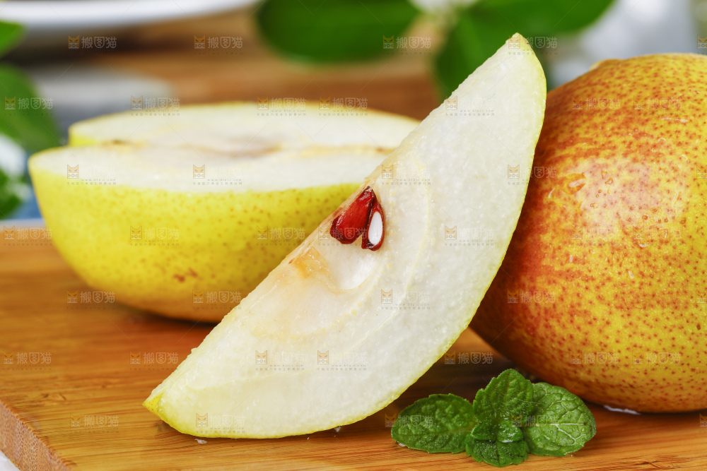 切开的新鲜小香梨放在木底上