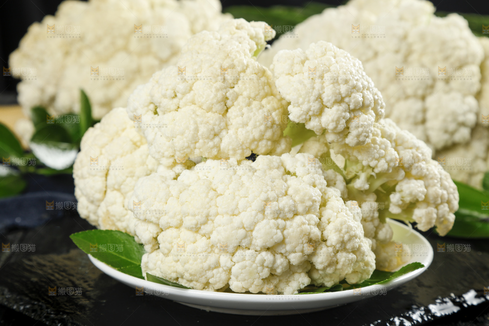 深底上的新鲜花椰菜