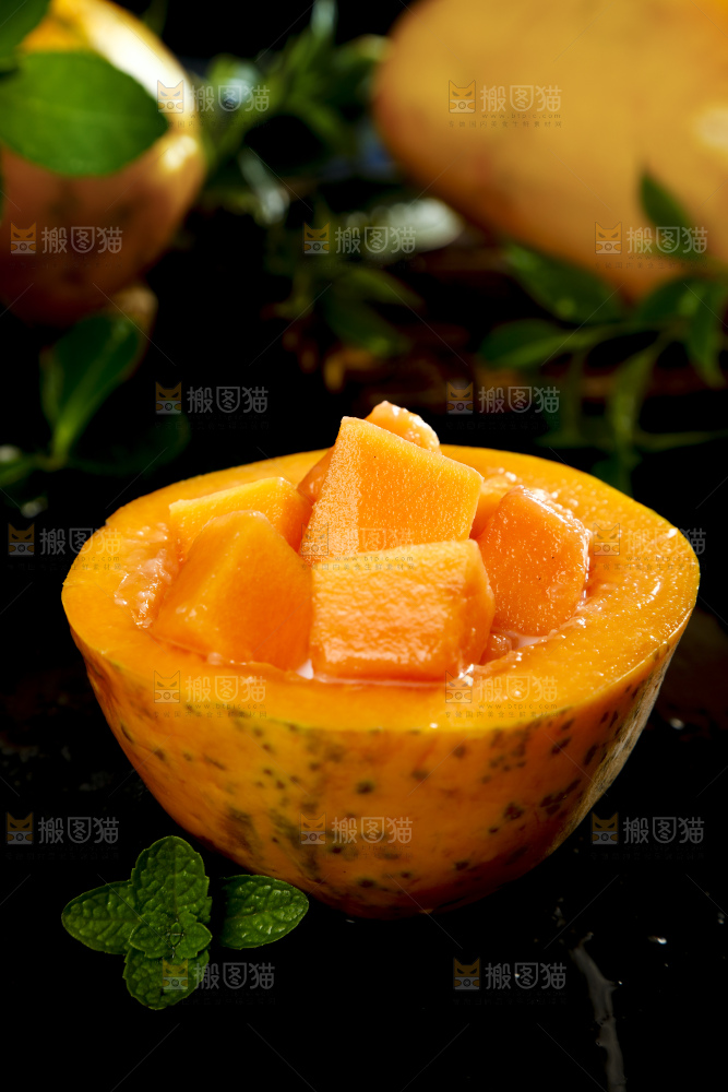 黑底上放着新鲜的海南红心木瓜