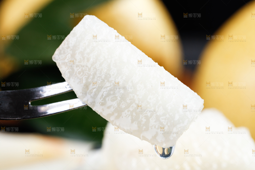 黑底上放着切好的雪梨