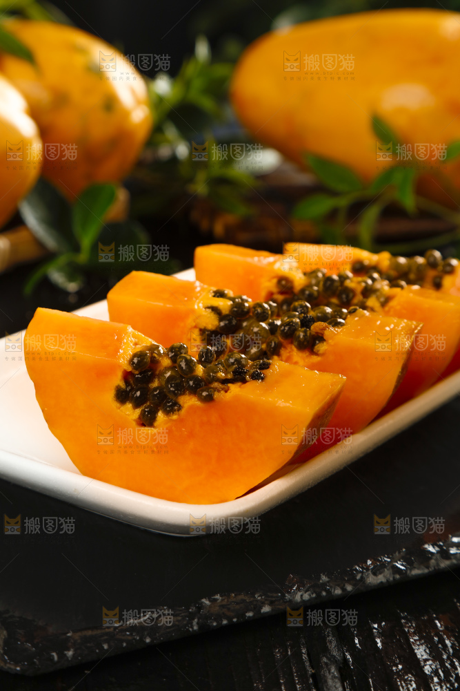 深底上放着新鲜的冰糖木瓜