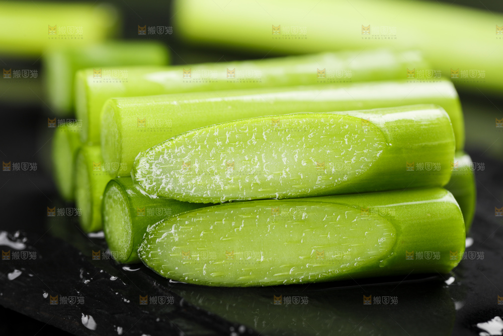 黑底上放着新鲜蒜苔