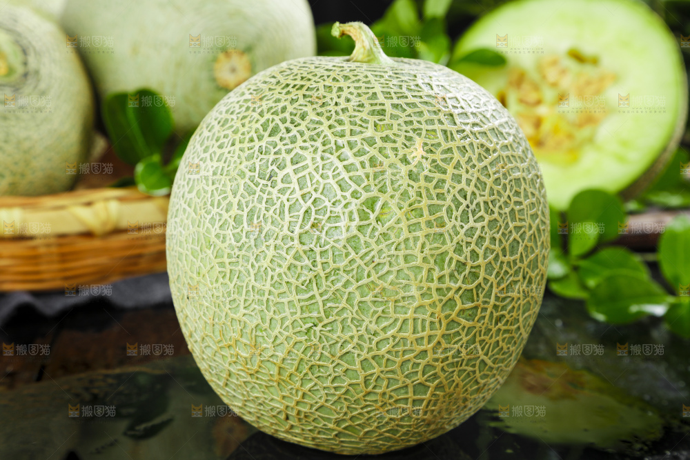 深底上放着新鲜的网纹蜜瓜