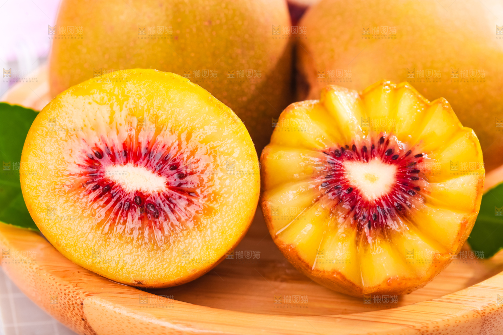 木碟里面放着切开的红心猕猴桃