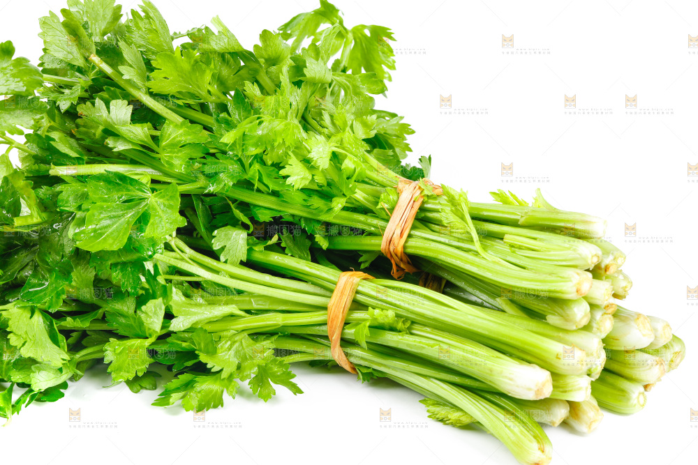 白底上放着芹菜