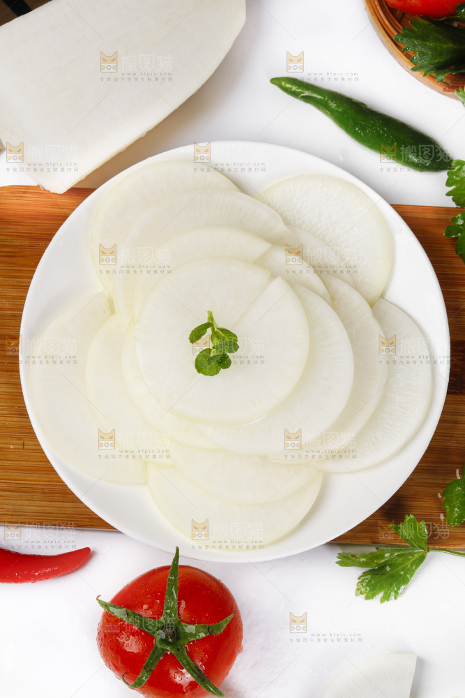 木底上放着切开的萝卜