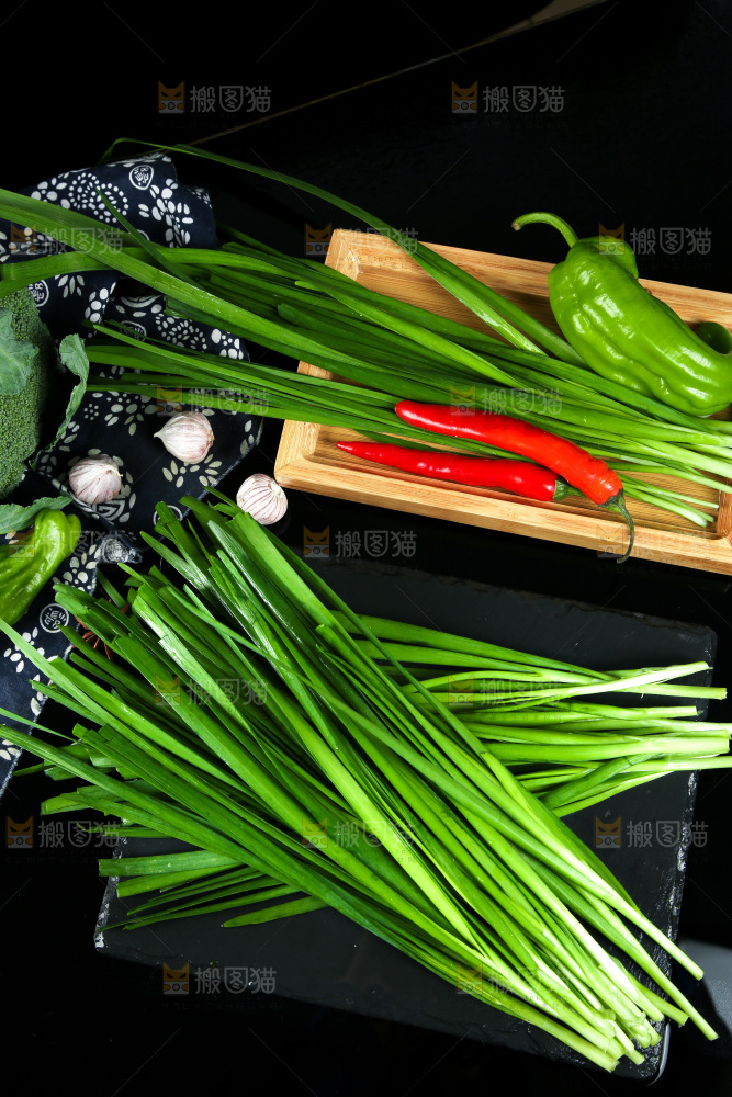 黑底上堆放着韭菜