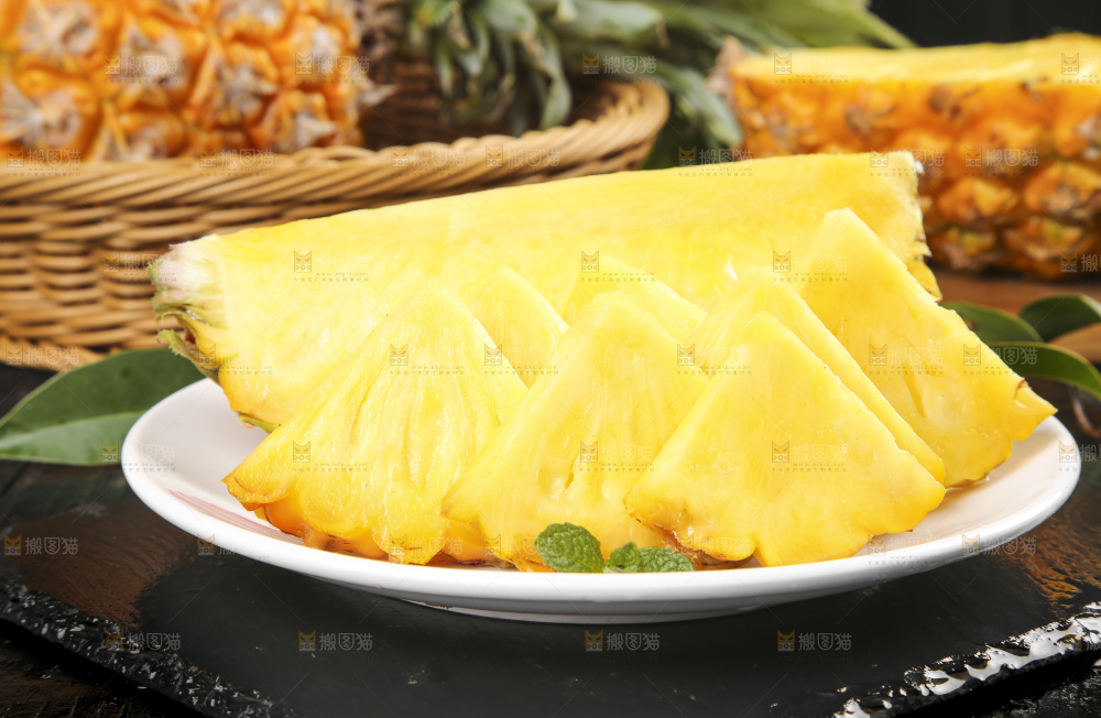 黑石板上放着一盘切开的徐闻菠萝