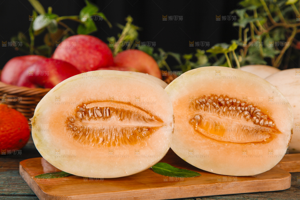 木板上放着陕西阎良甜瓜
