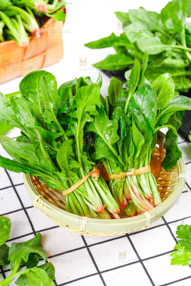 格子底上放着一堆绿色菠菜
