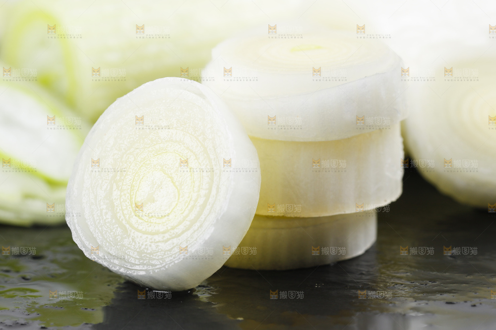 黑底上切开的葱