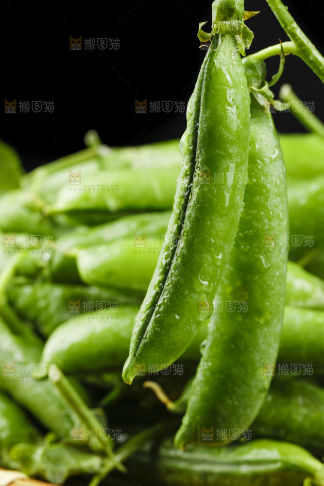 深底上放着豌豆