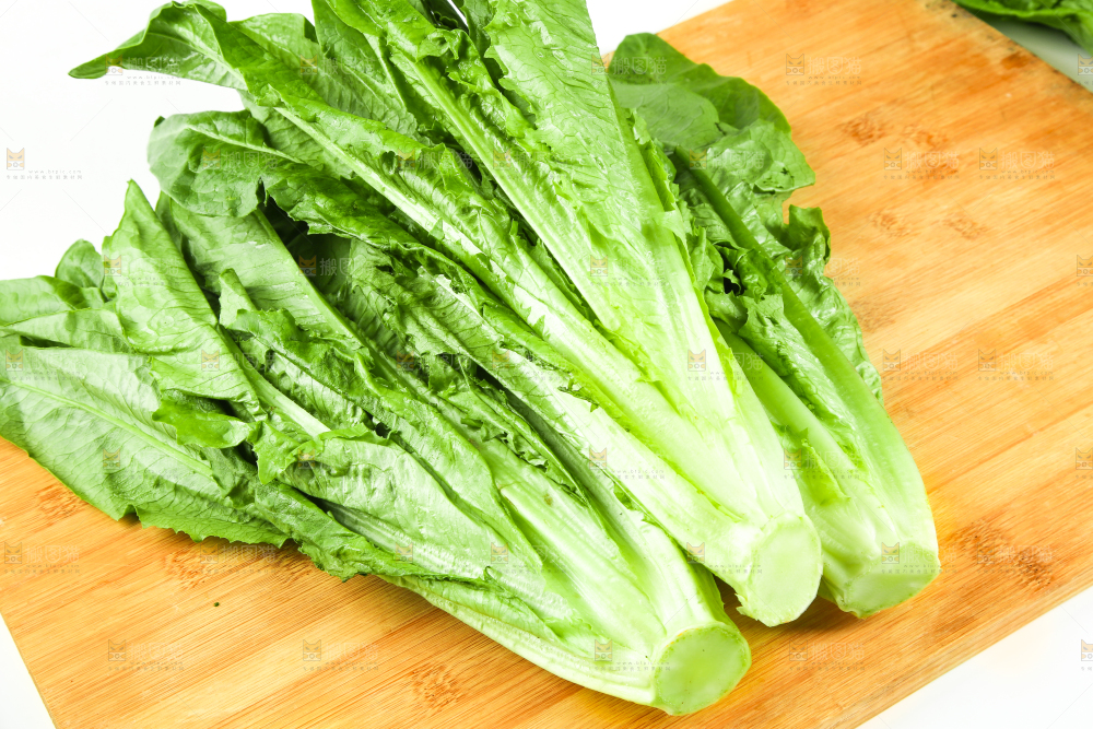木板上的嫩油麦菜