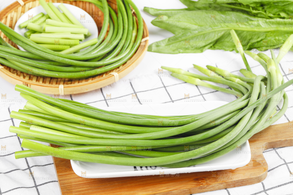 格子底上摆放着蒜豪