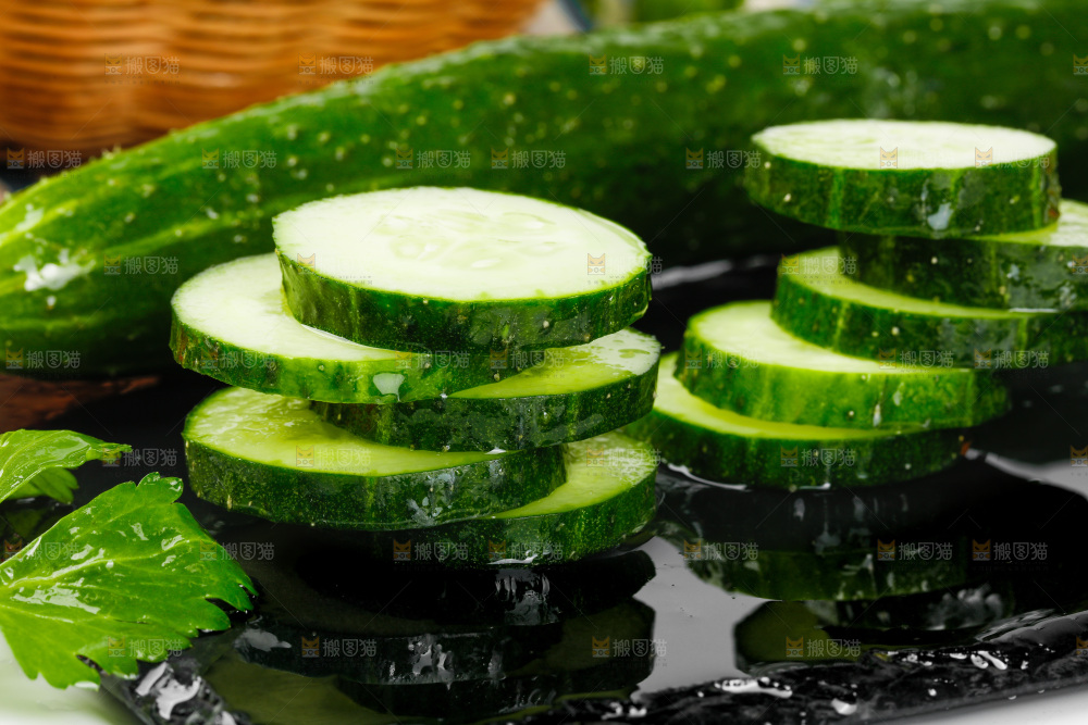 白底上放着黄瓜