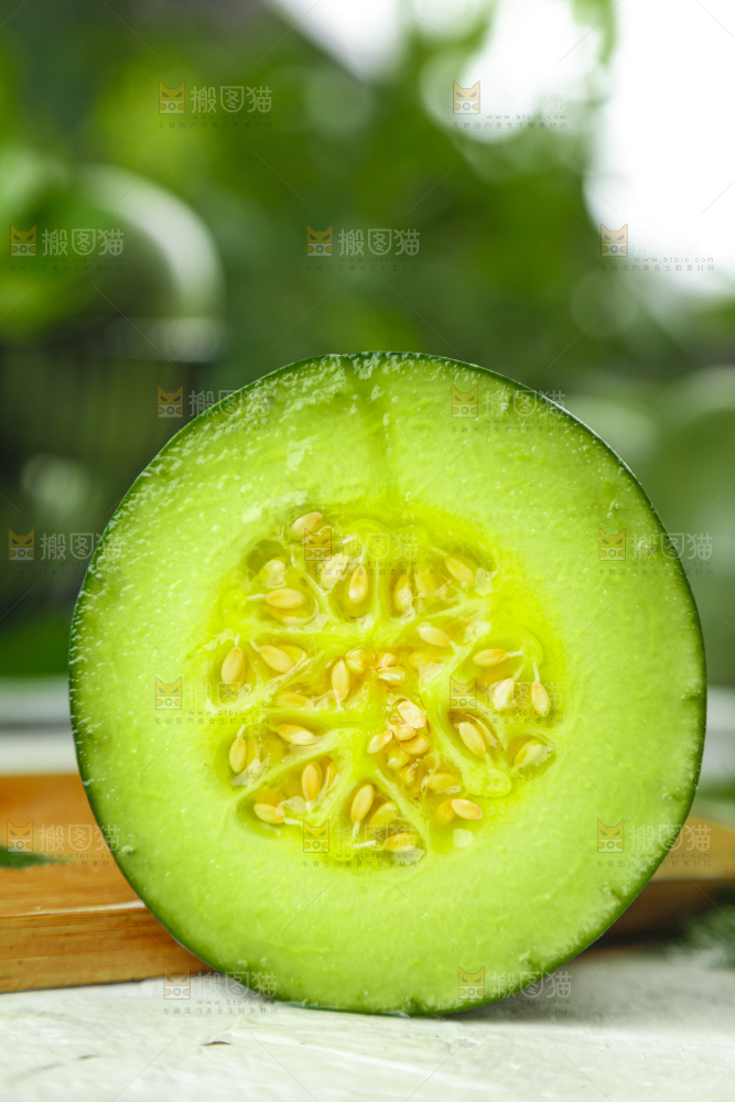 木板上放着绿宝甜瓜