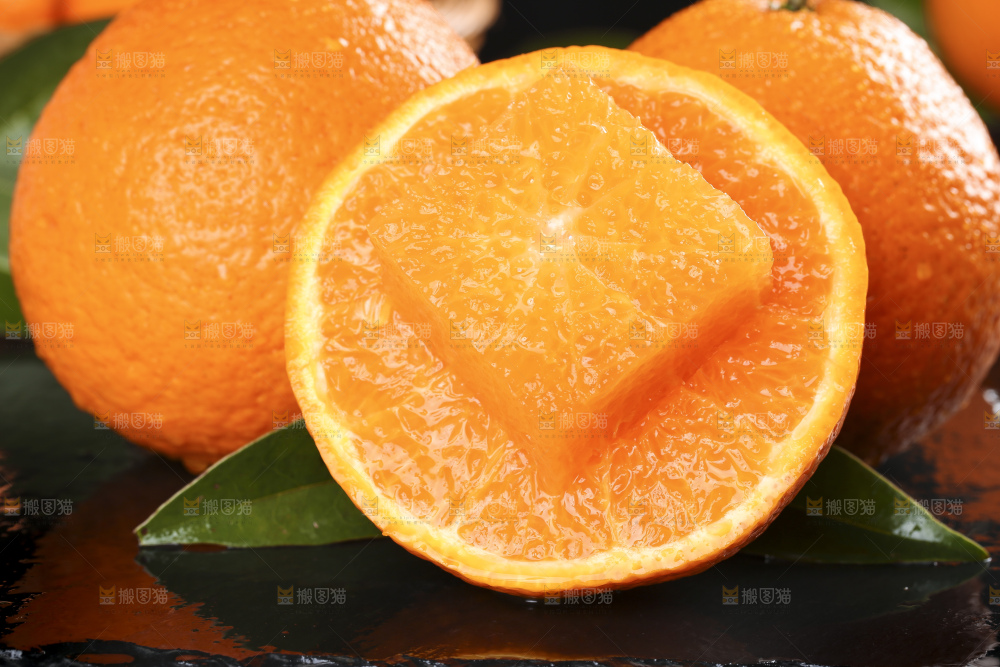 黑石板上放切开的四川青见
