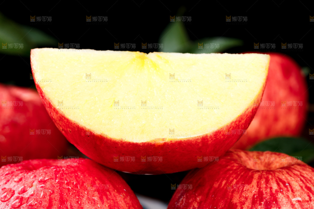深底上摆放着切开的苹果