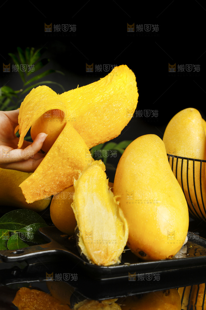 手拿剥皮的海南金煌芒